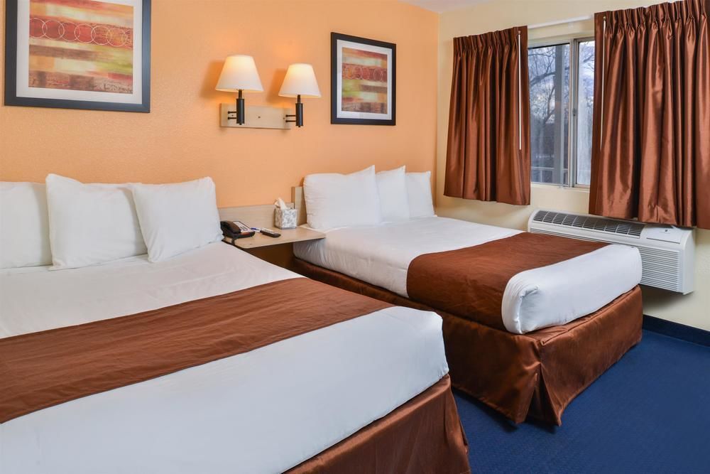 Days Inn By Wyndham New Philadelphia Exteriér fotografie