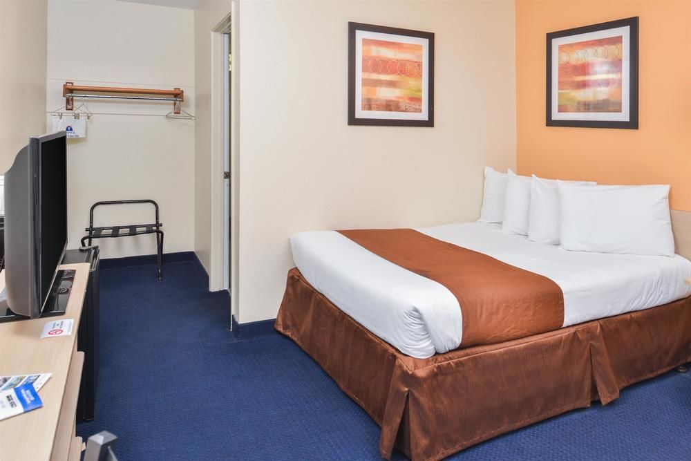 Days Inn By Wyndham New Philadelphia Exteriér fotografie