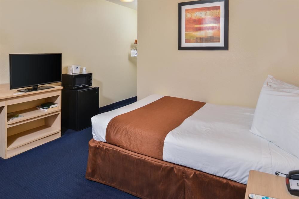 Days Inn By Wyndham New Philadelphia Exteriér fotografie