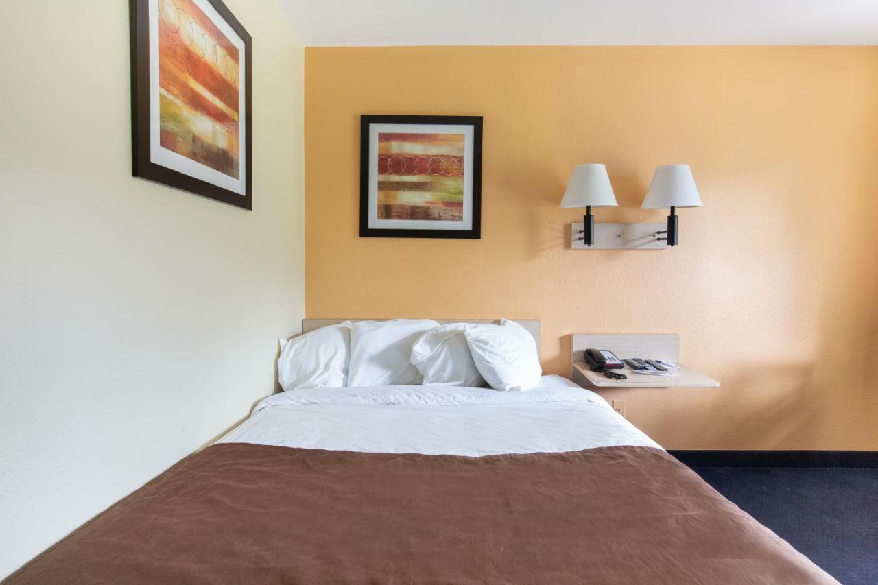 Days Inn By Wyndham New Philadelphia Exteriér fotografie