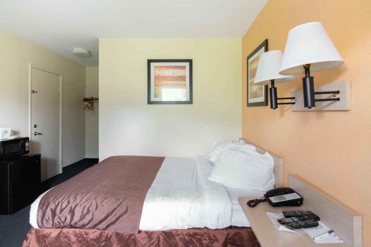 Days Inn By Wyndham New Philadelphia Exteriér fotografie